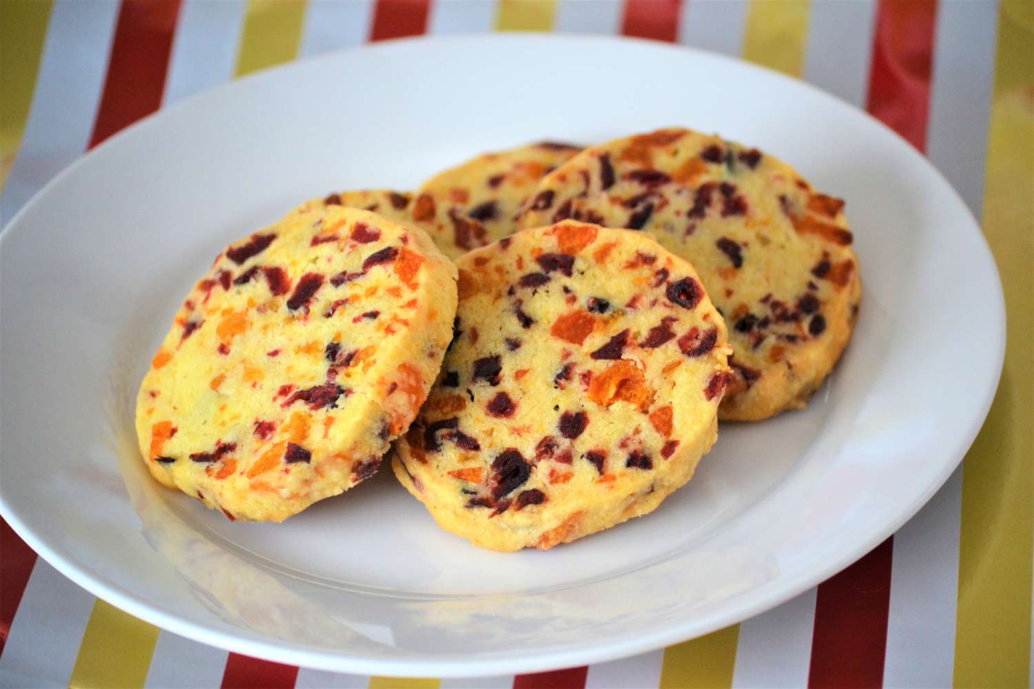 Cookie bánh quy ngắn cam cranberry-cam với quả mơ