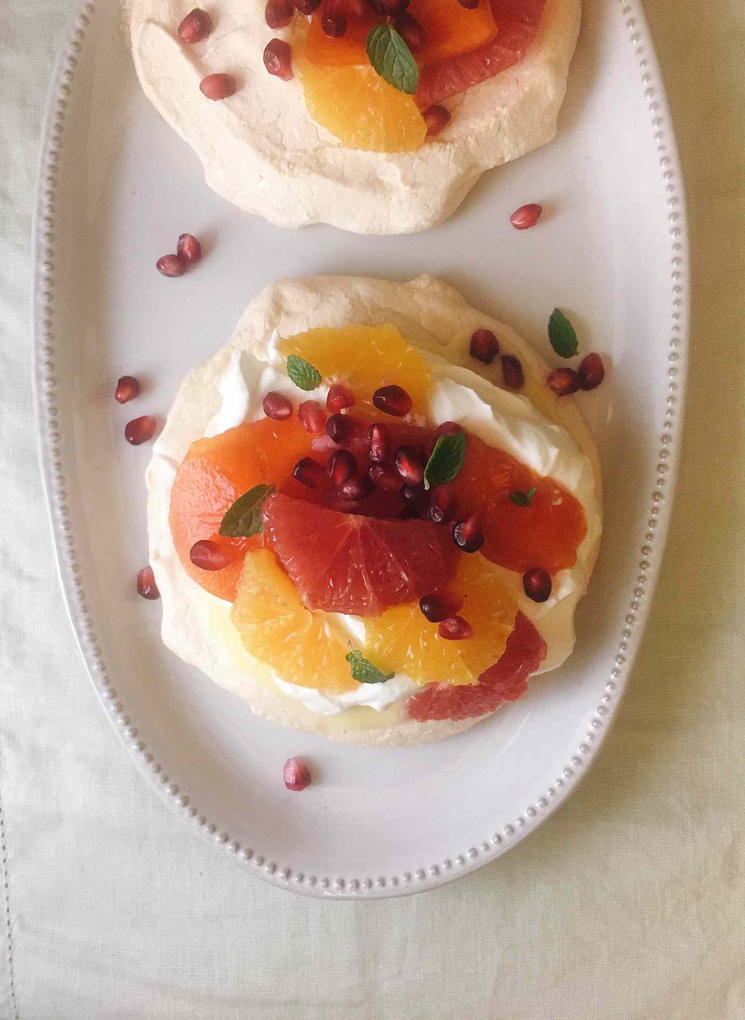 Pavlova với trái cây mùa đông