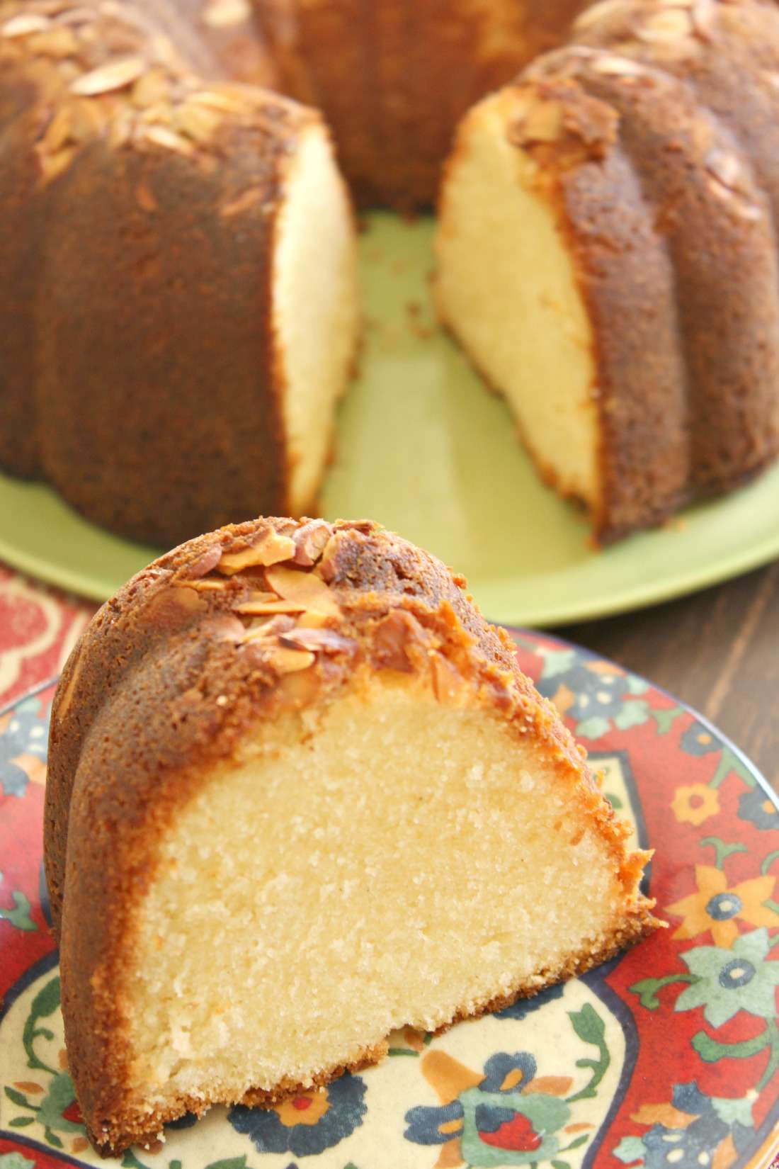 Bánh amaretto bundt với bourbon ngâm