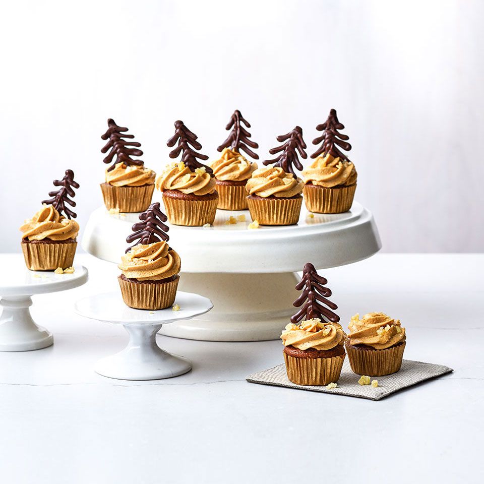 Ghirardelli Mini Gingerbread-Chocolate Chip Cupcakes với mật đường bơ