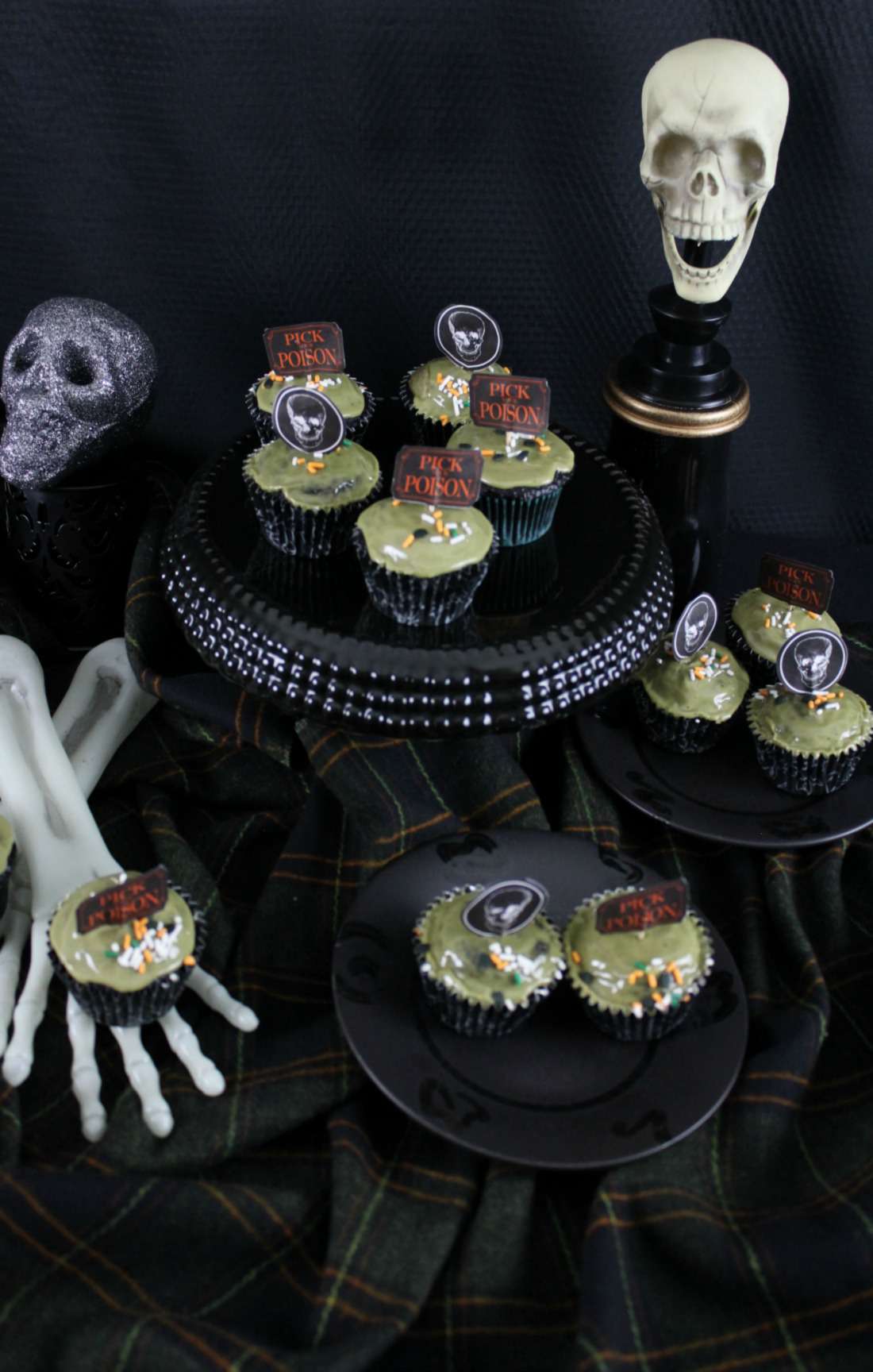 Cupcakes sô cô la Halloween thuần chay với icing ăn chay thuần chay