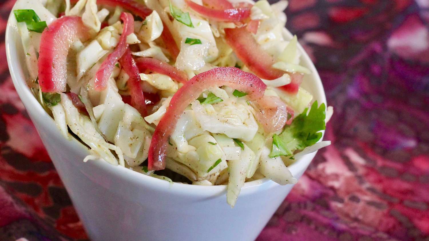 Hành tây ngâm và rau mùi coleslaw cho thịt lợn kéo