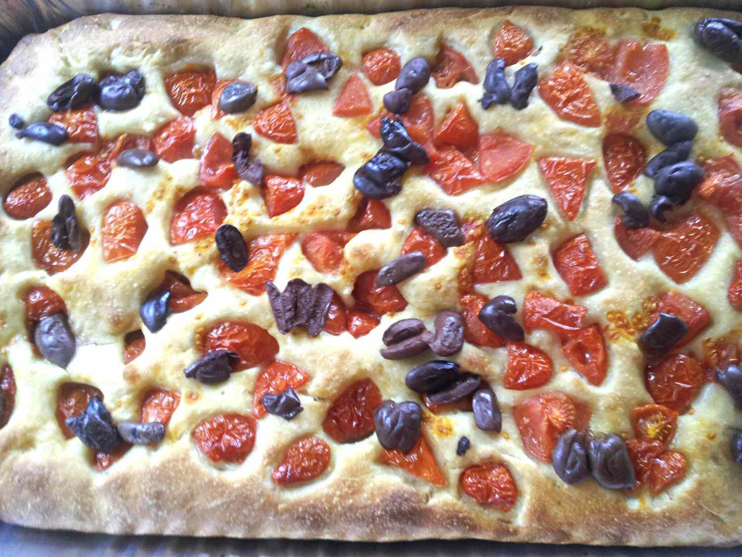 Focaccia Barese Al Pomodoro E Olive (focaccia Ý tự chế với cà chua và ô liu)