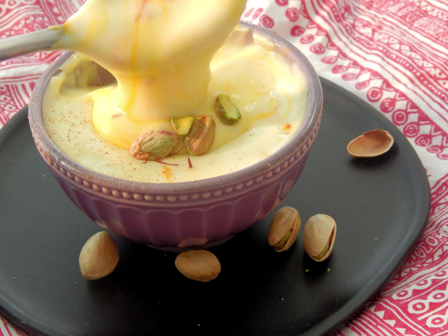 Bánh pudding gạo với nghệ tây và thảo quả