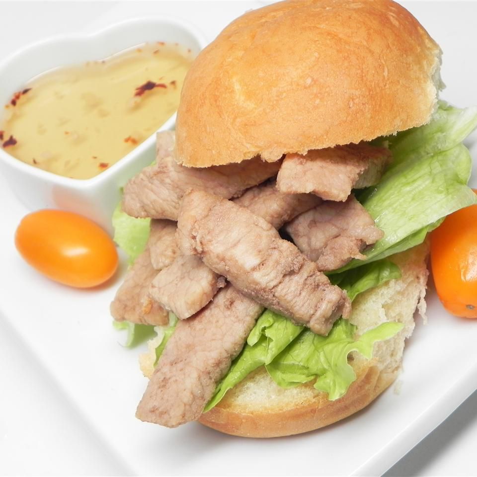 Thịt lợn Marsala Chop Sandwich với nước chấm nóng và ngọt