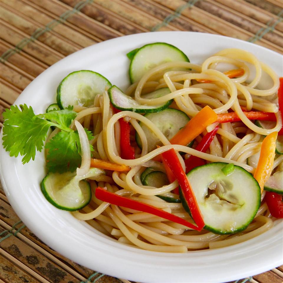 Salad dưa chuột Thái với mì udon