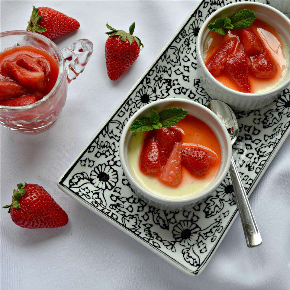 White Chocolate panna cotta với dâu tây hầm