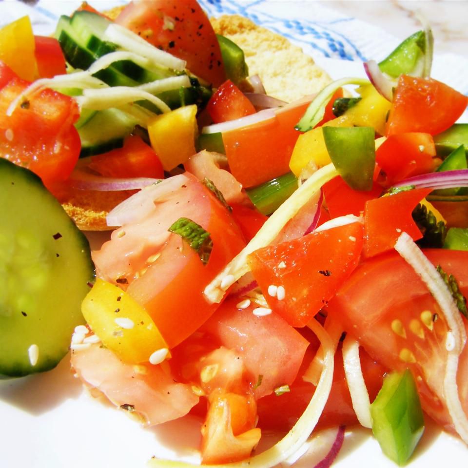 Salad cà chua đầy màu sắc với nước hoa hồng