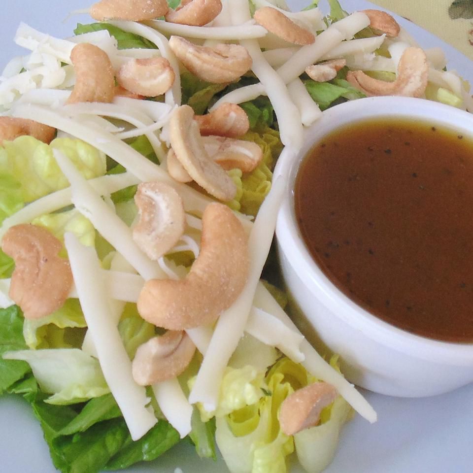 Hạt điều và món salad phô mai Thụy Sĩ với nước sốt hạt anh túc