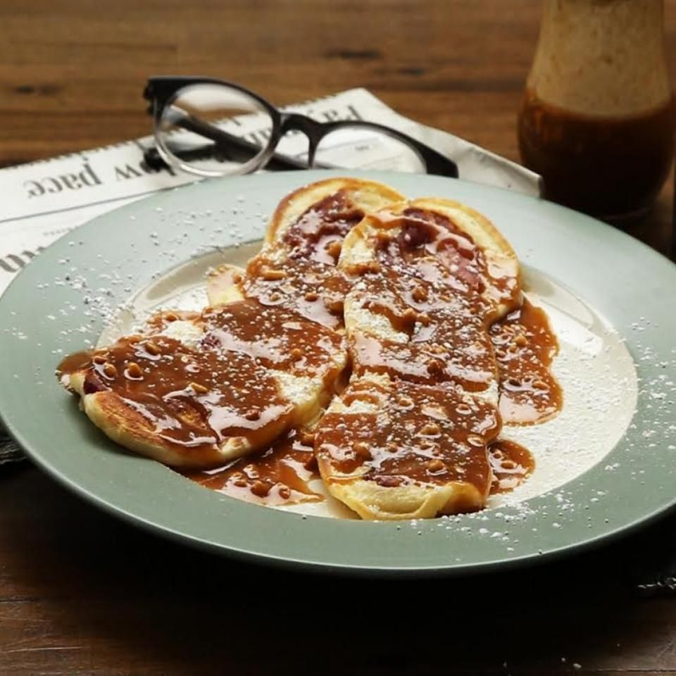 Bacon Pancake Strips với nước sốt bơ đậu phộng