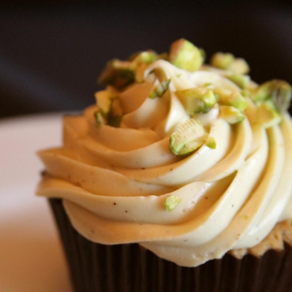 Cupcakes sô cô la cam với quả trăn Pistachio