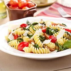 Fusilli với cà chua nho và xúc xích