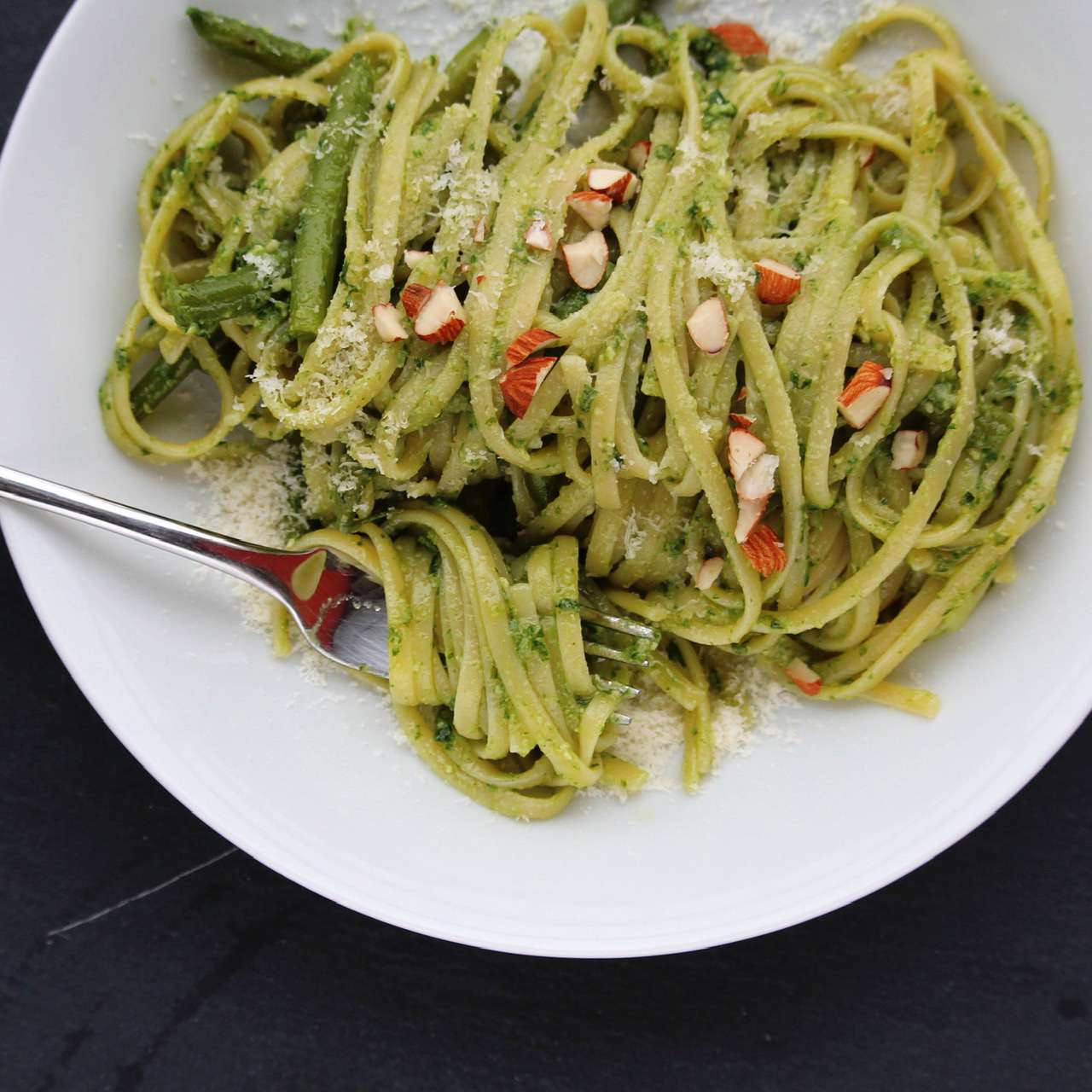 Basil pesto dễ dàng với hạnh nhân