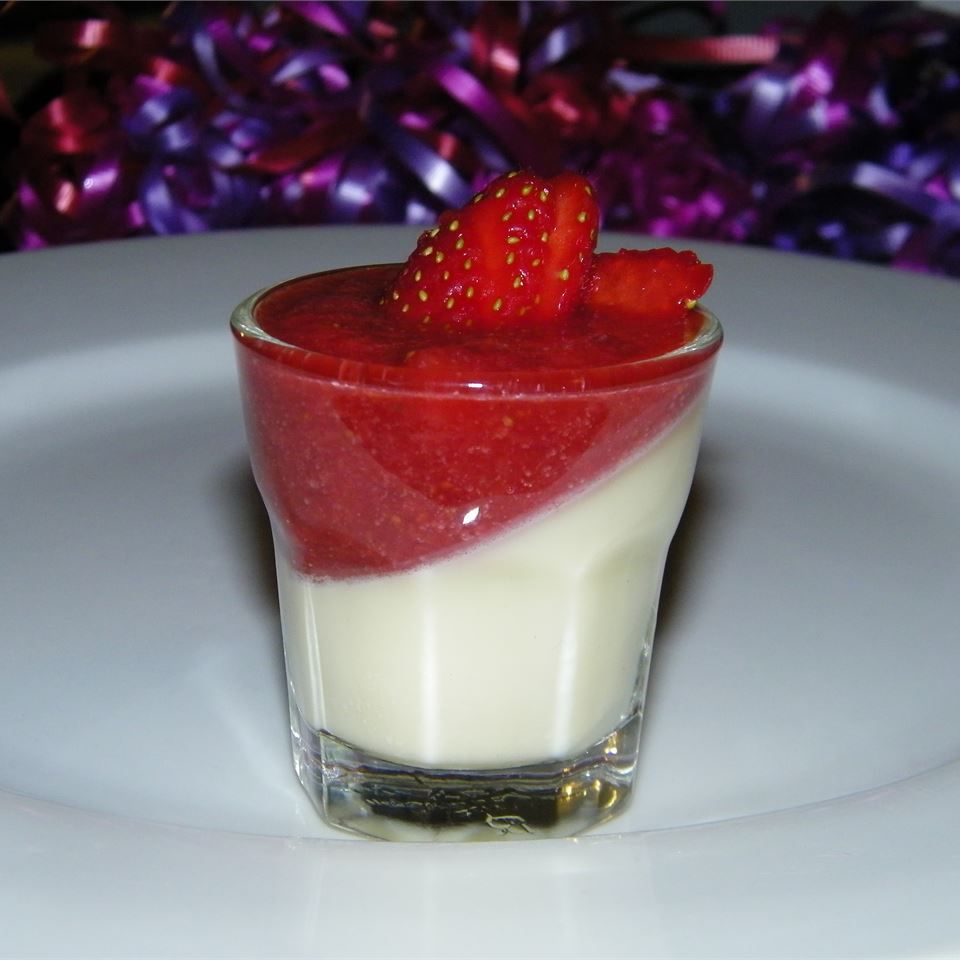 Panna cotta với nước sốt dâu tươi