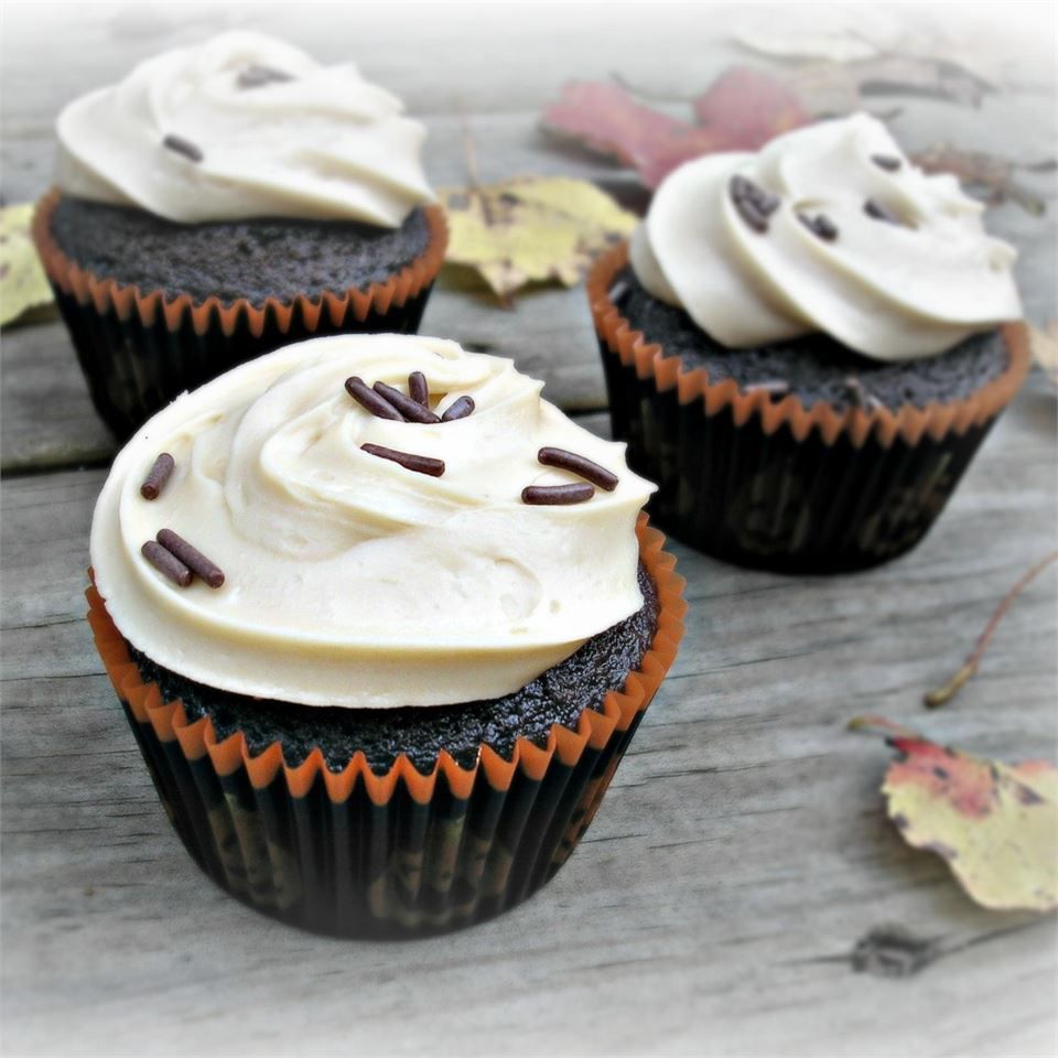 Bánh cupcake sô cô la với frosting caramel