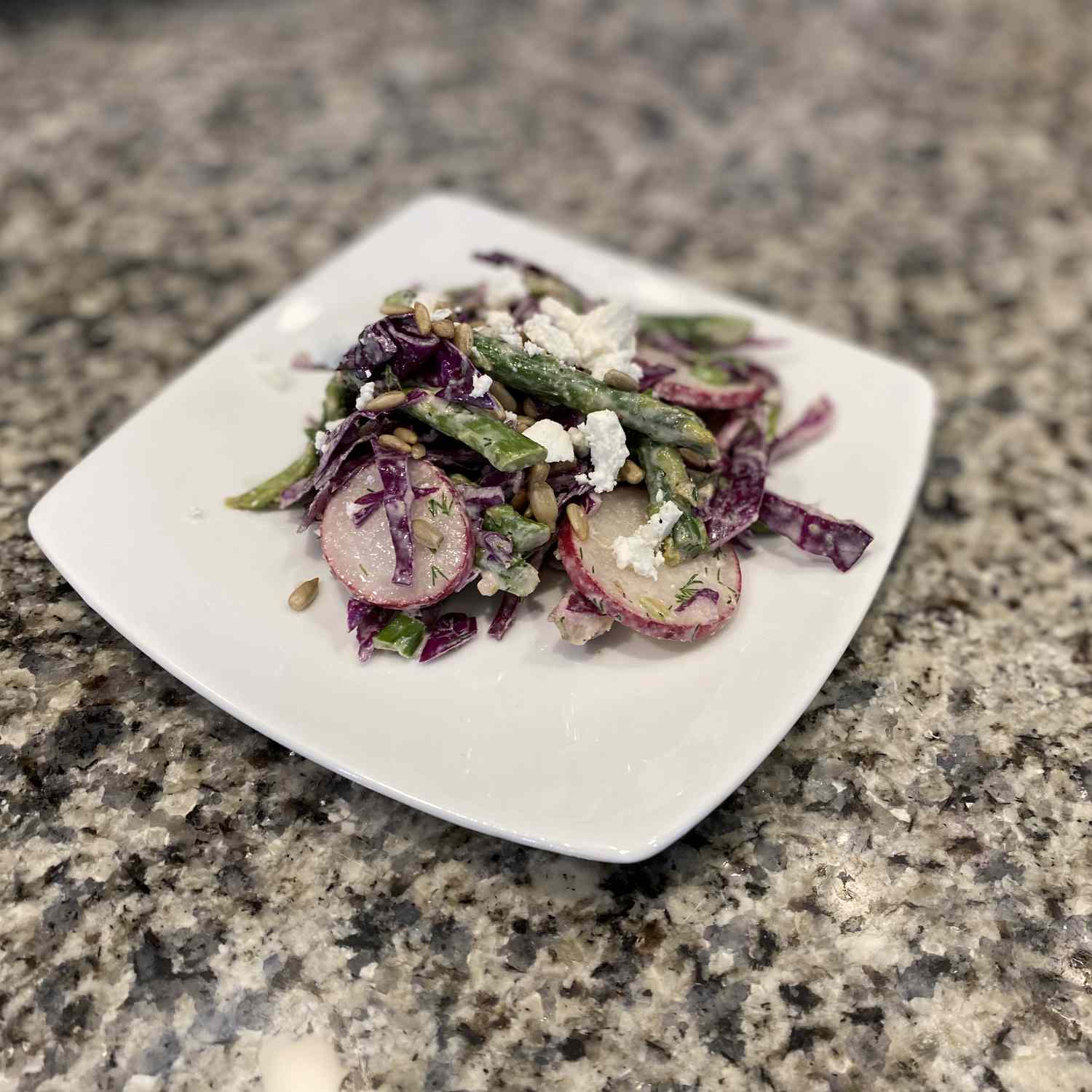 Salad Red Cabbage-Asaragus với Tahini V dùng