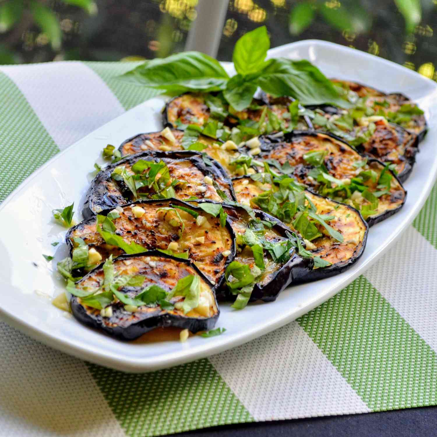 Cà tím nướng Ý với Basil và Parsley (Melanzane Grigliate Al Basilico e Prezzemolo)