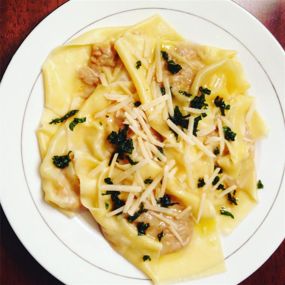 Butternut Squash Ravioli với nước sốt bơ sage