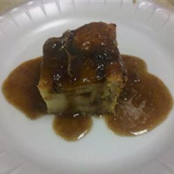 Berry Bread Pudding với nước sốt đường nâu