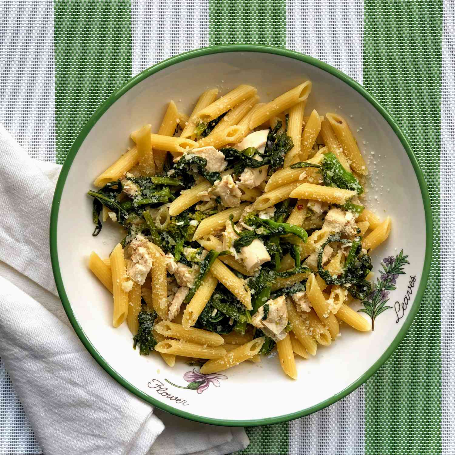 Gà và Rapini Penne mì ống