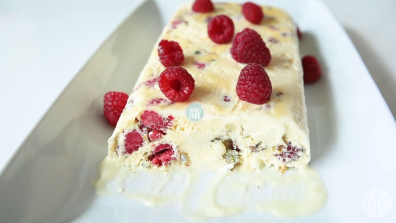 Raspberry và Pistachio Semifreddo