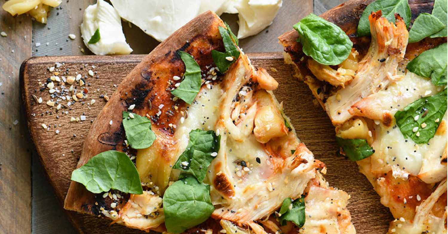 Pizza gà nướng với mozzarella và tỏi nướng