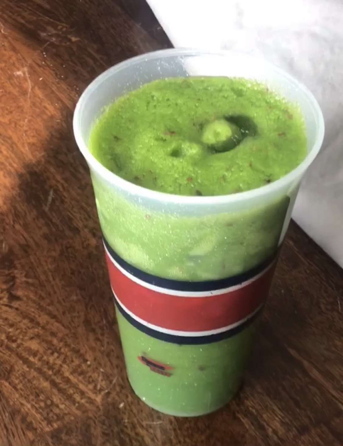 Smoothie màu xanh lá cây