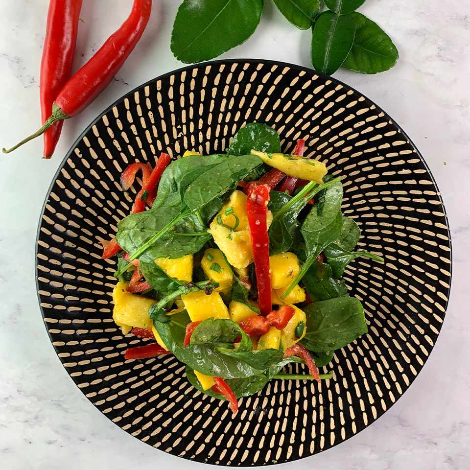 Salad rau bina và xoài lấy cảm hứng từ Thái