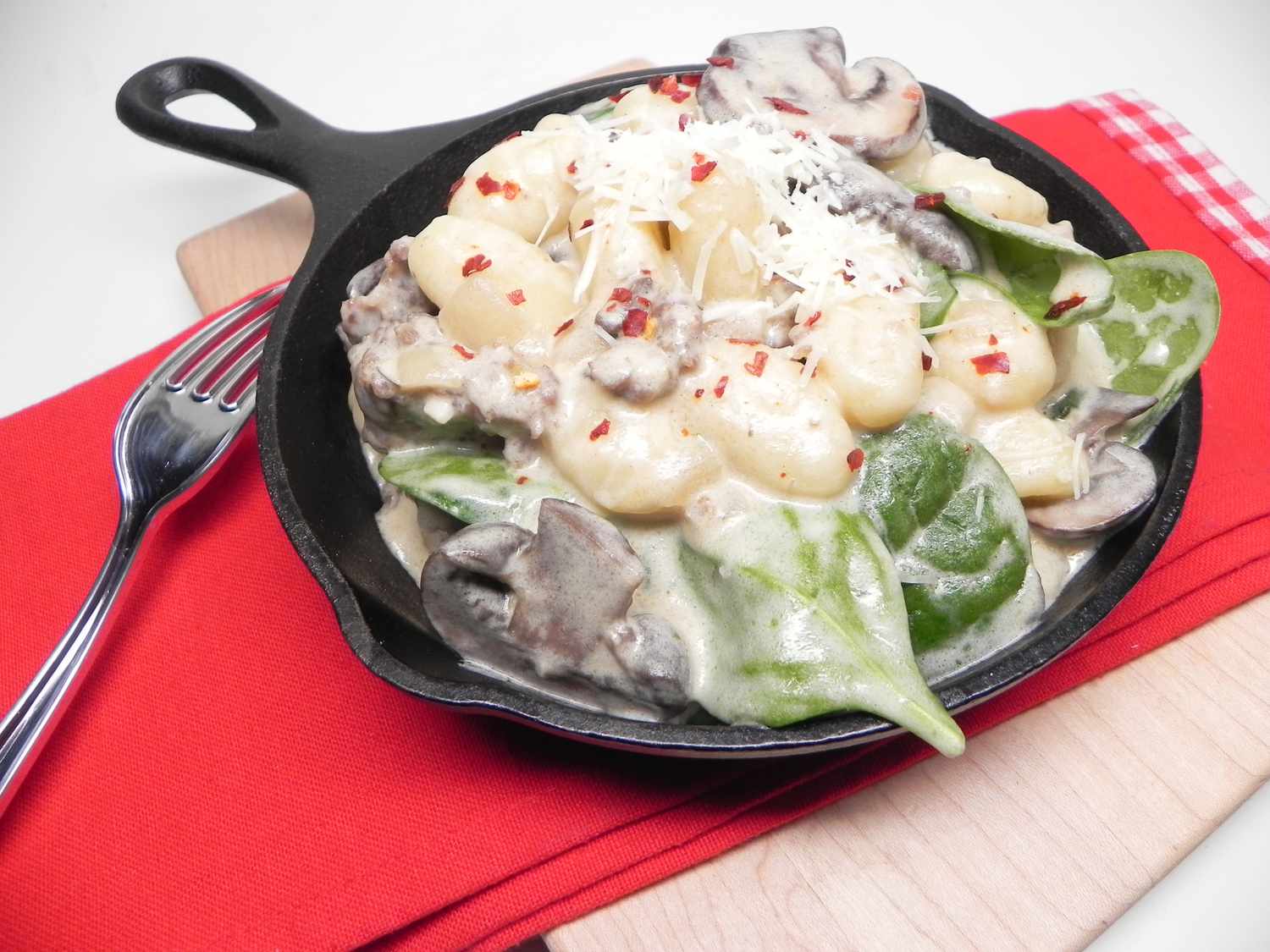 Gnocchi kem và chảo xúc xích