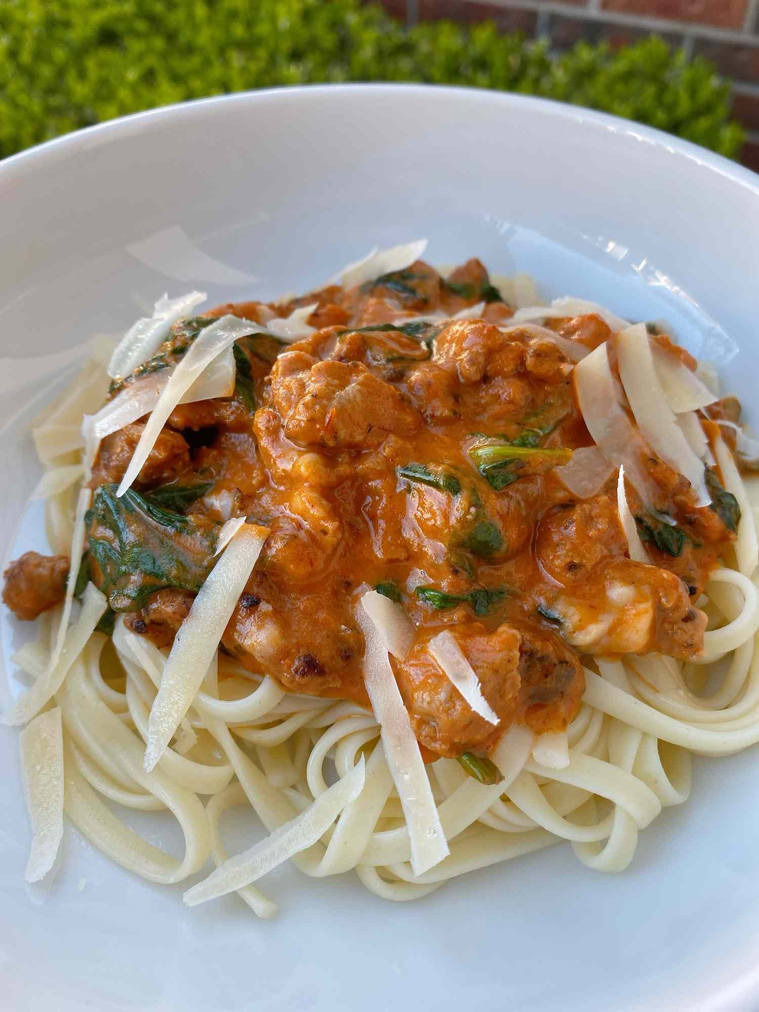 Linguine nhanh với gà tây ragu cho hai