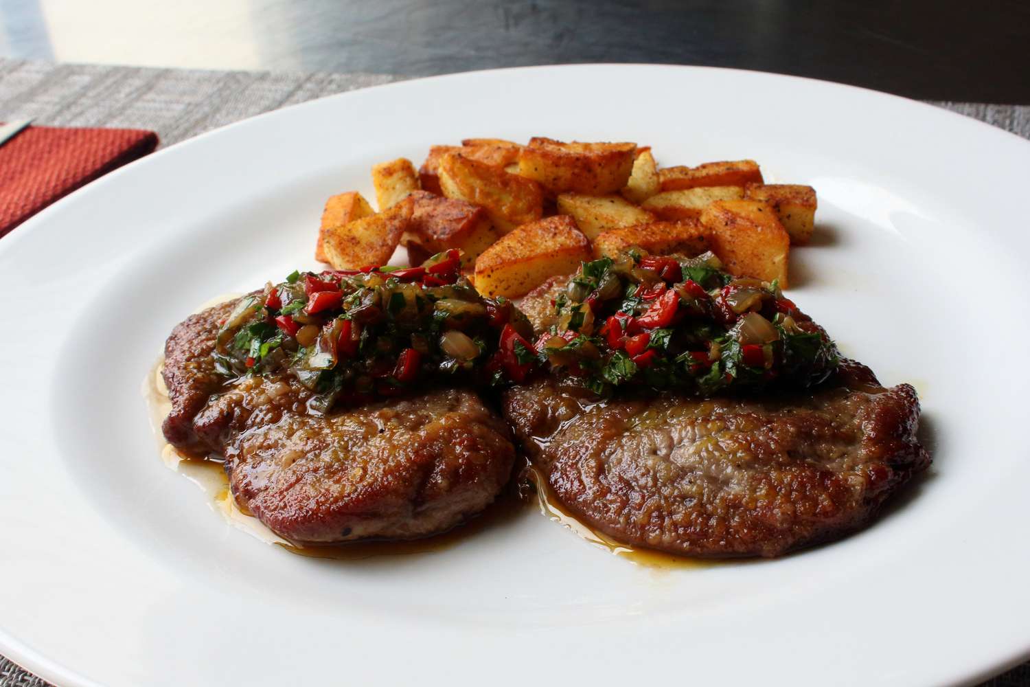 Lamb Scallopini với hạt tiêu và hành tây agrodolce