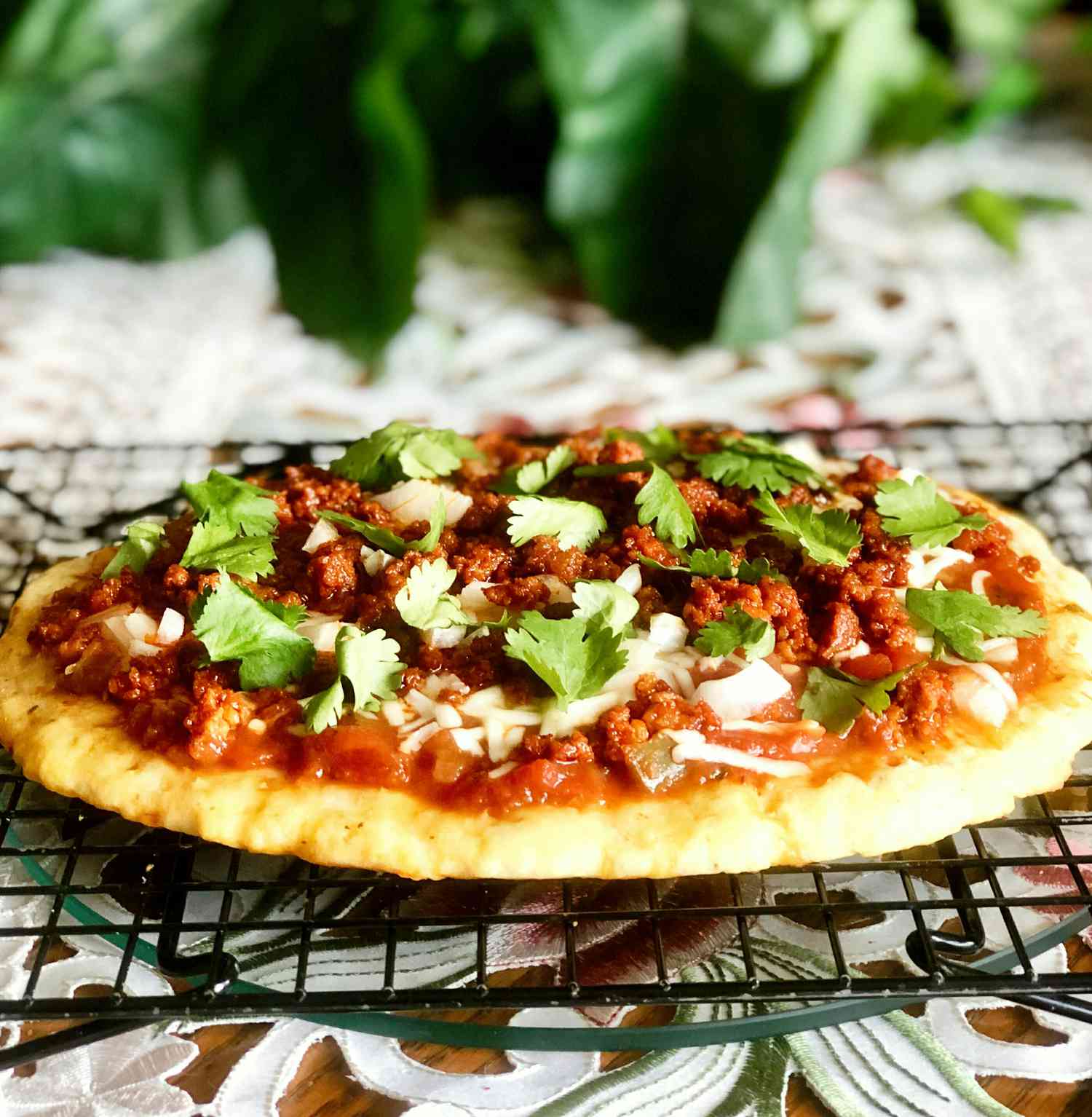 Keto Fathead Pizza với chorizo ​​và salsa