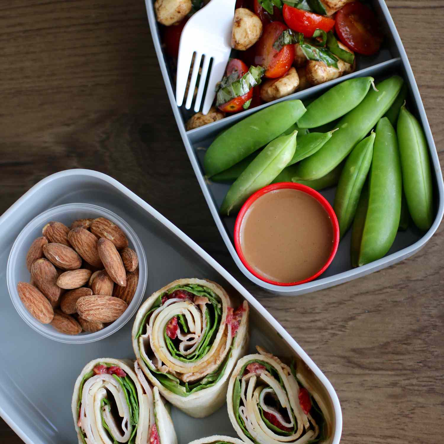 Bento Box Gà tây cuộn với Salad Caprese