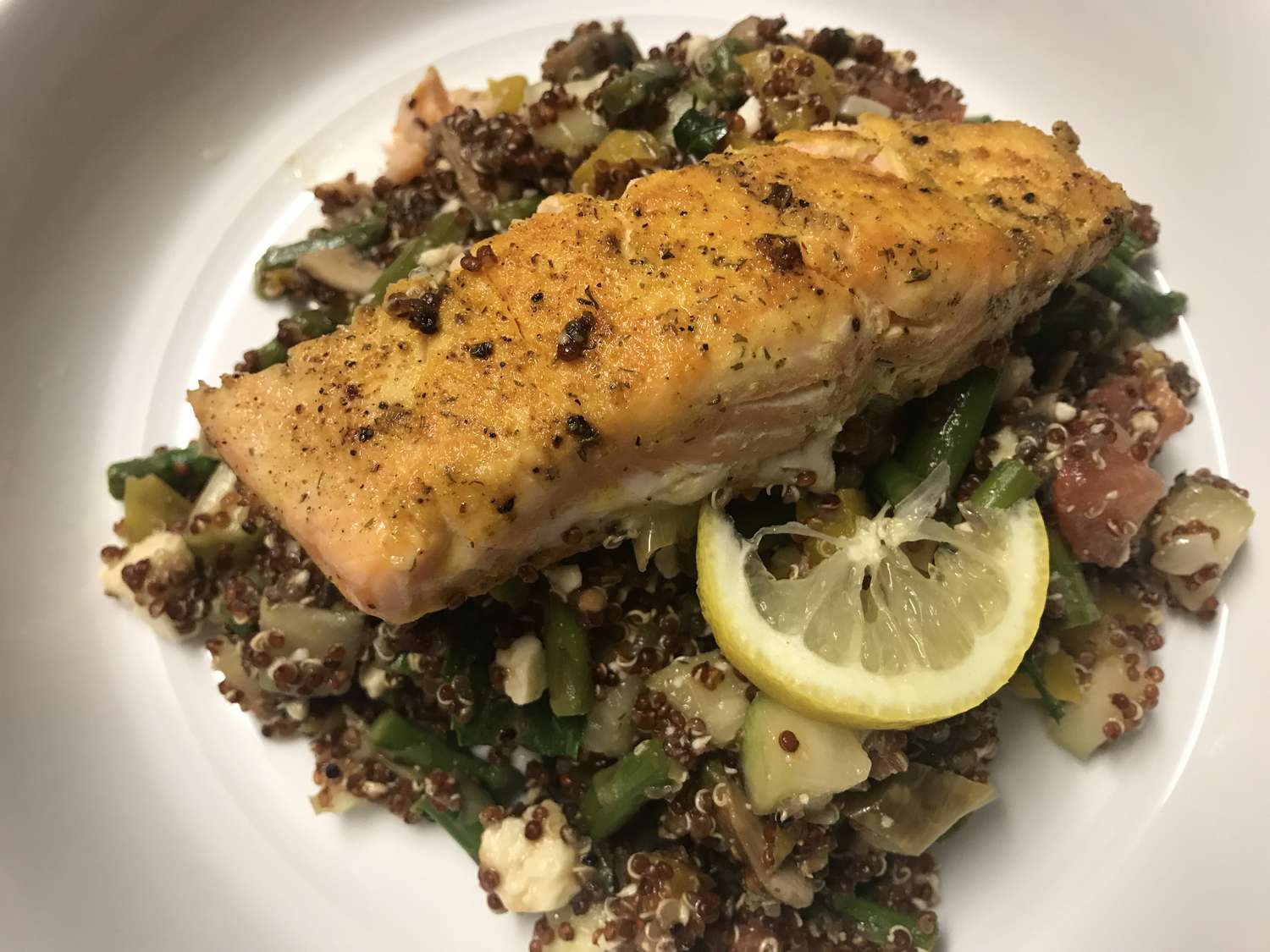 Quinoa, măng tây và salad feta