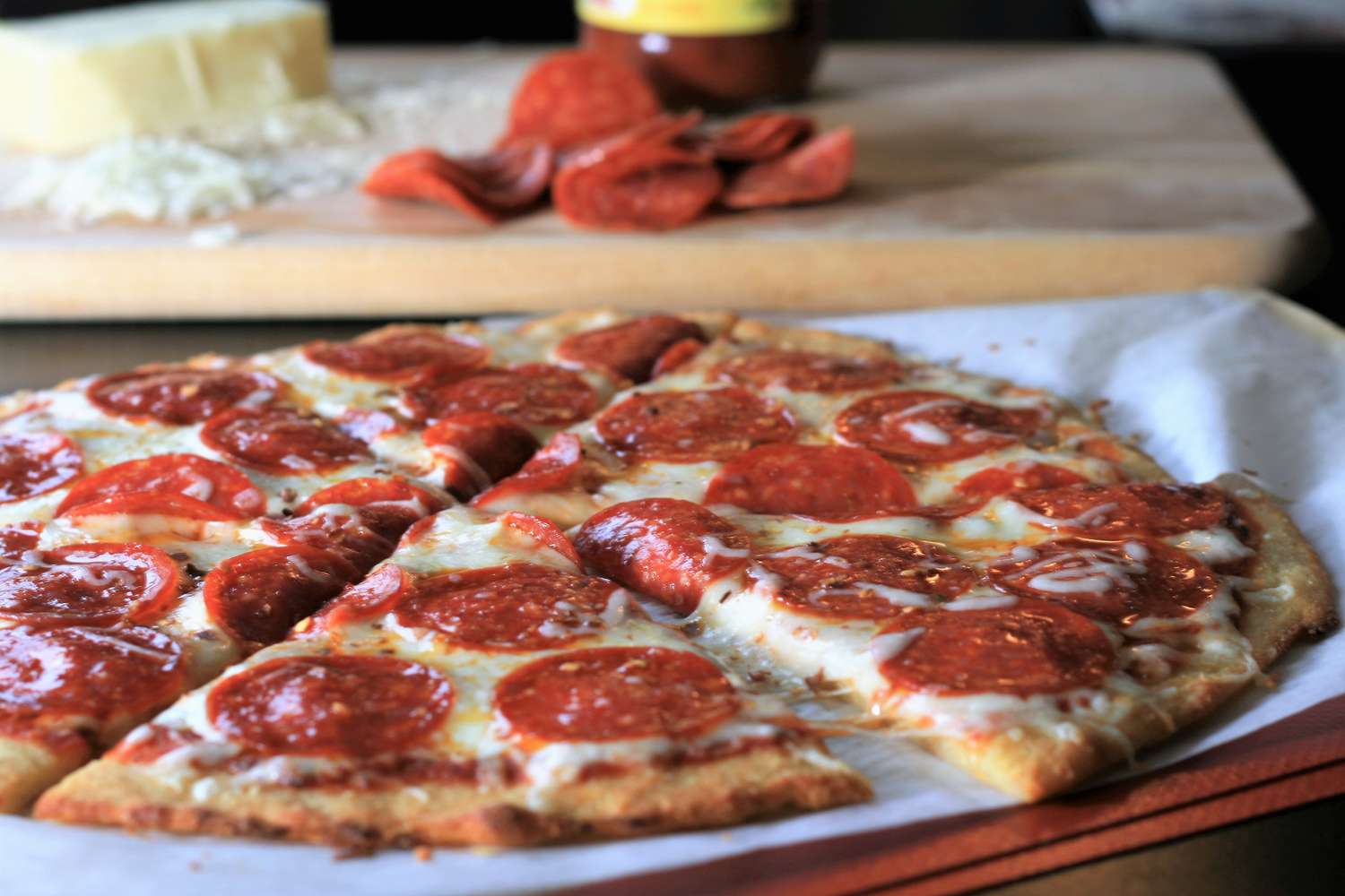 Pizza keto pepperoni với lớp vỏ fathead