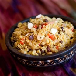 Phòng đựng thức ăn quinoa với đậu garbanzo và ớt nướng