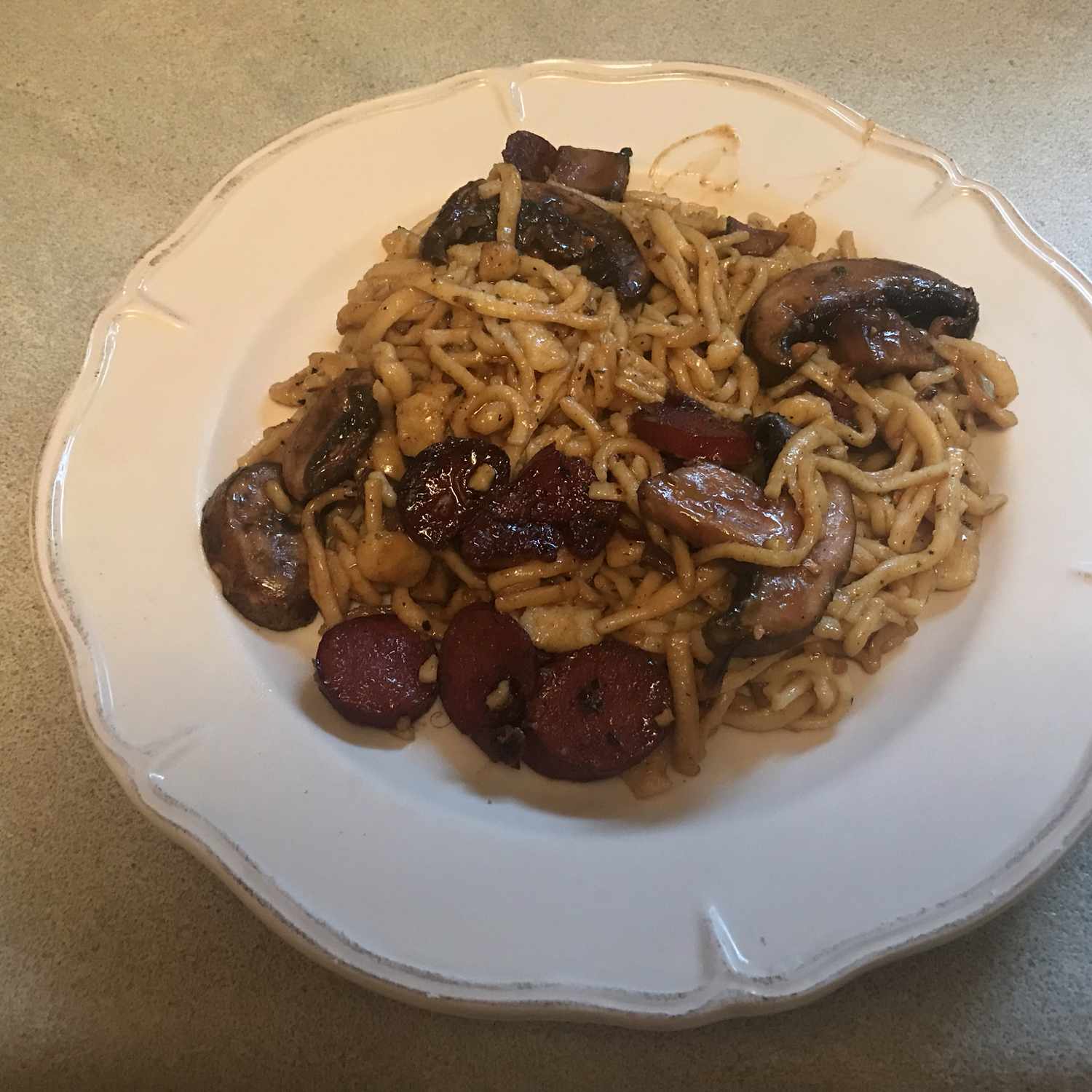 Tỏi ngọt và cay Kielbasa với spaetzle thảo mộc xào