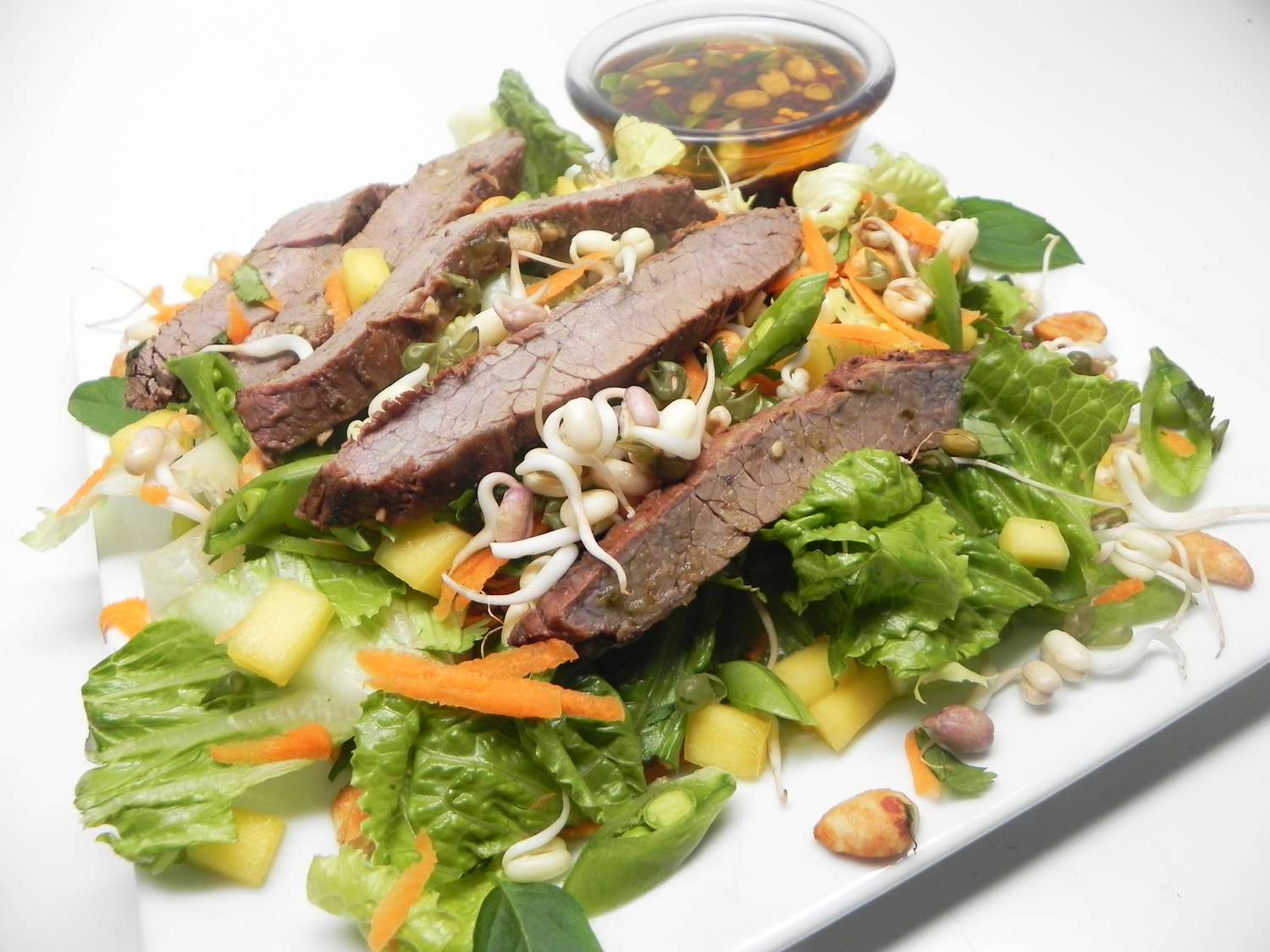 Bít tết sườn trên salad xoài Thái