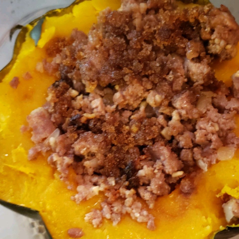 Acorn squash với xúc xích cay ngọt