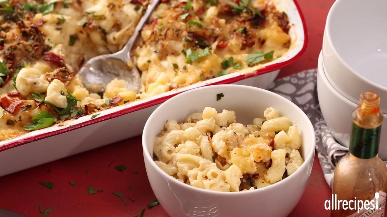 Macaroni và phô mai với hành tây caramen và thịt xông khói