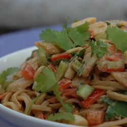 Salad mì gà với nước sốt đậu phộng