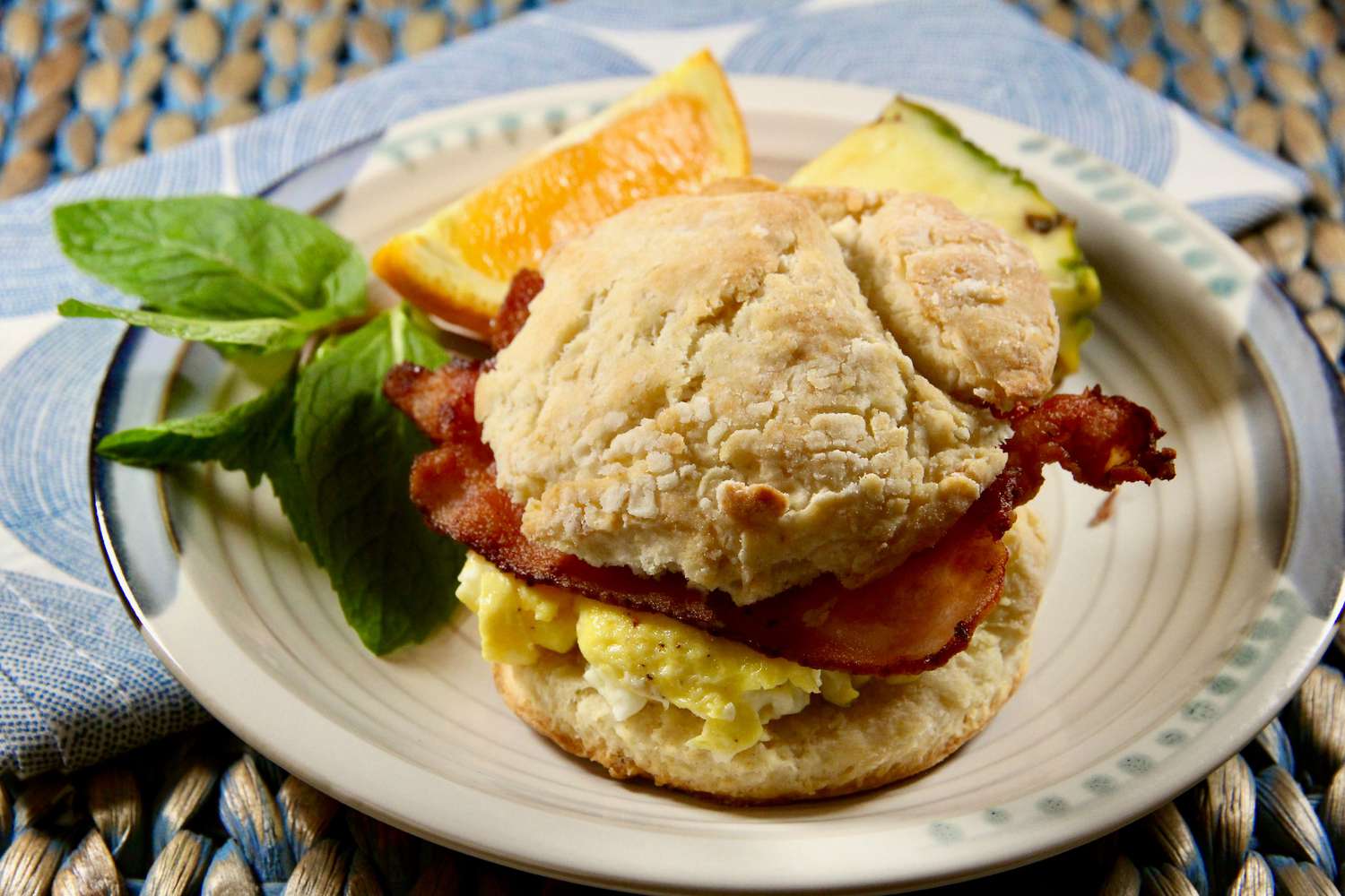 Bacon, trứng và phô mai bơ bánh quy bánh quy ăn sáng