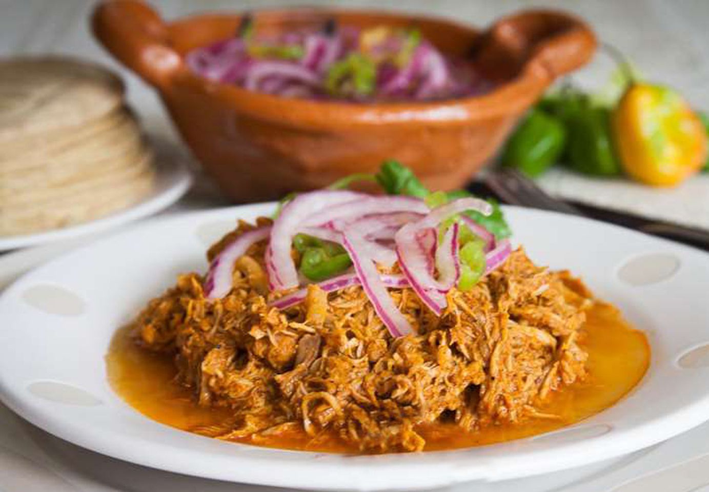 Cochinita pibil (thịt lợn kéo Mexico trong nước sốt Annatto)