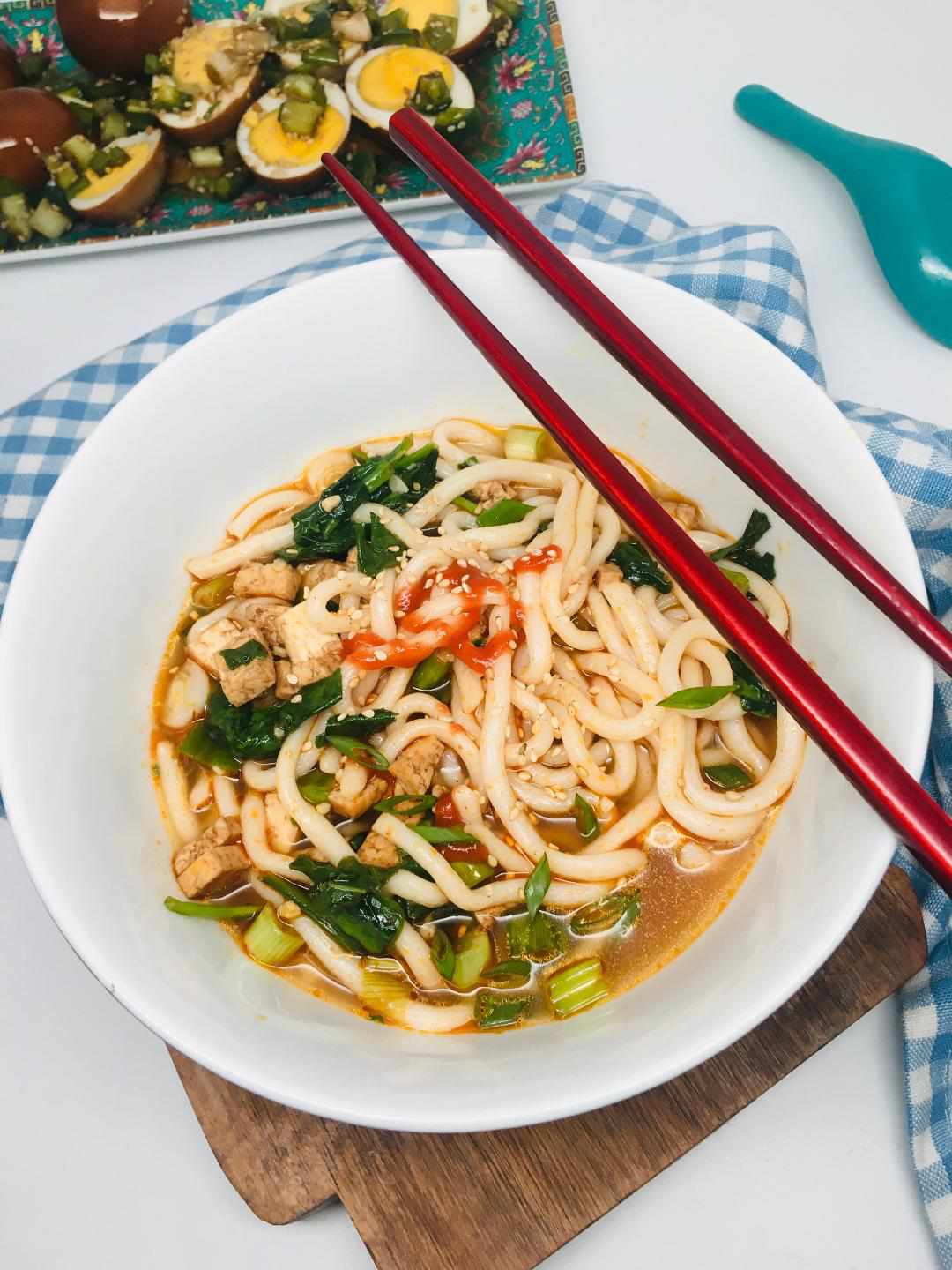 Miso udon mì với rau bina và đậu phụ