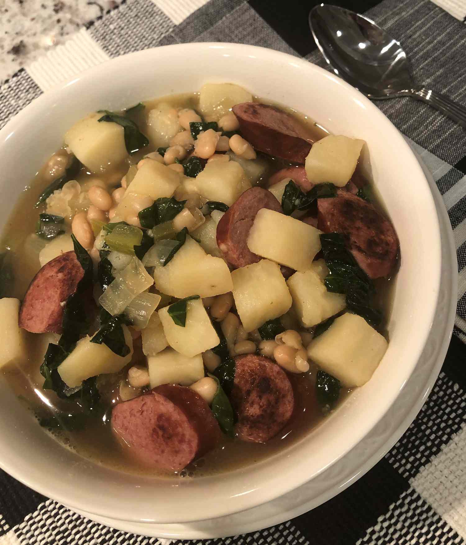 Xúc xích Bồ Đào Nha và súp cải xoăn (Caldo Verde)