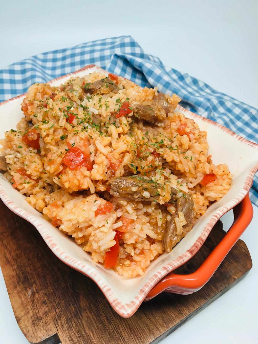 Gạo jollof với thịt bò