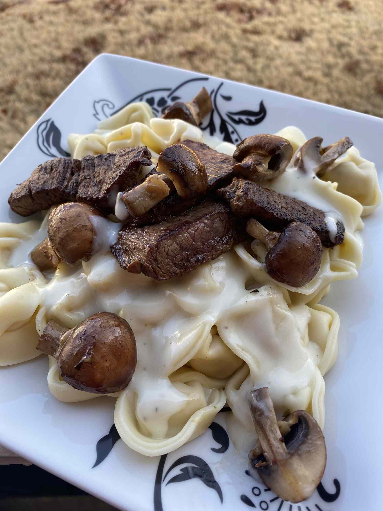 Bít tết và nấm tortellini alfredo