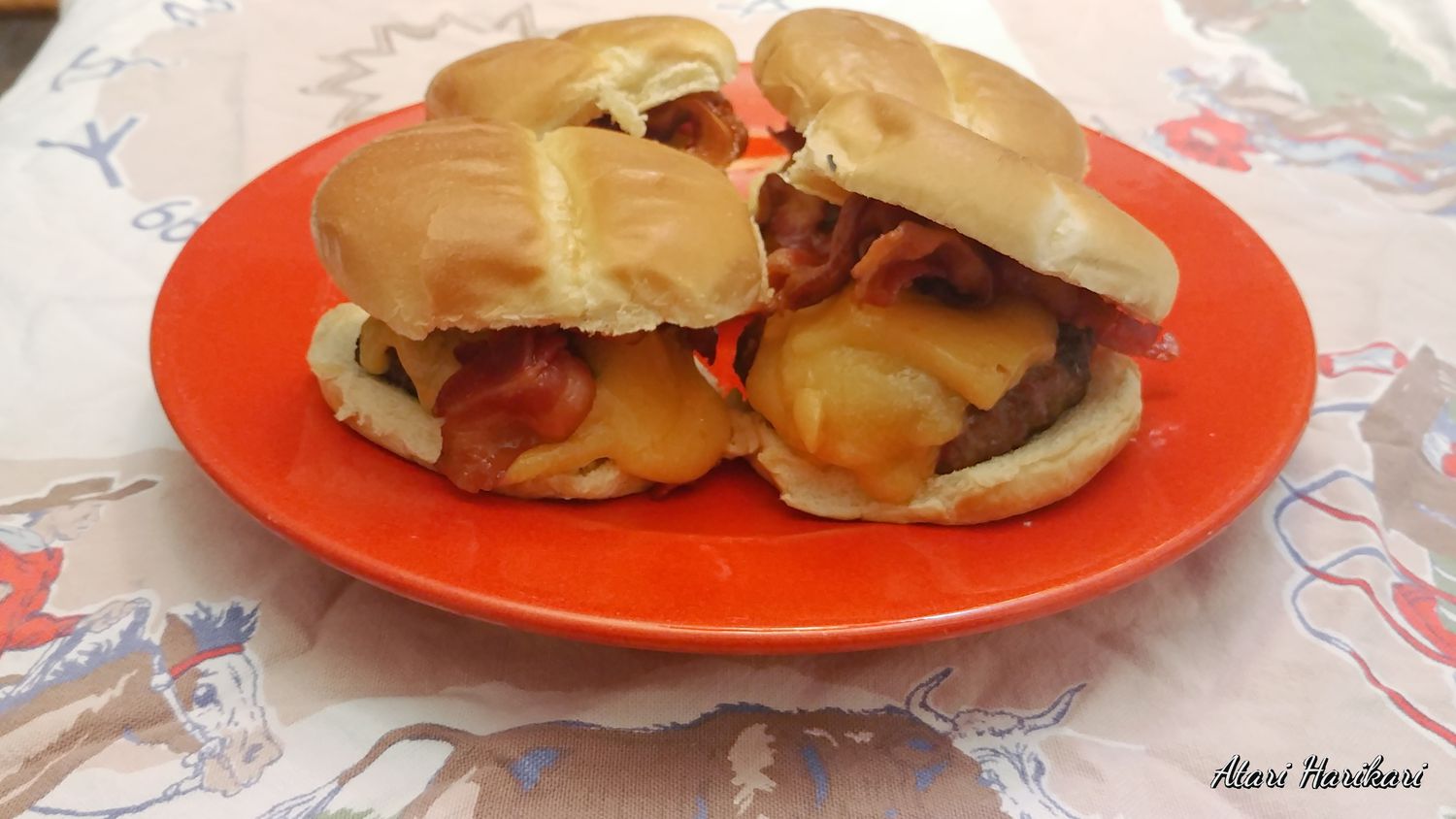 Bison Bison Cheeseburgers với thịt xông khói