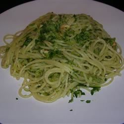 Spaghetti với zucchini và hạnh nhân
