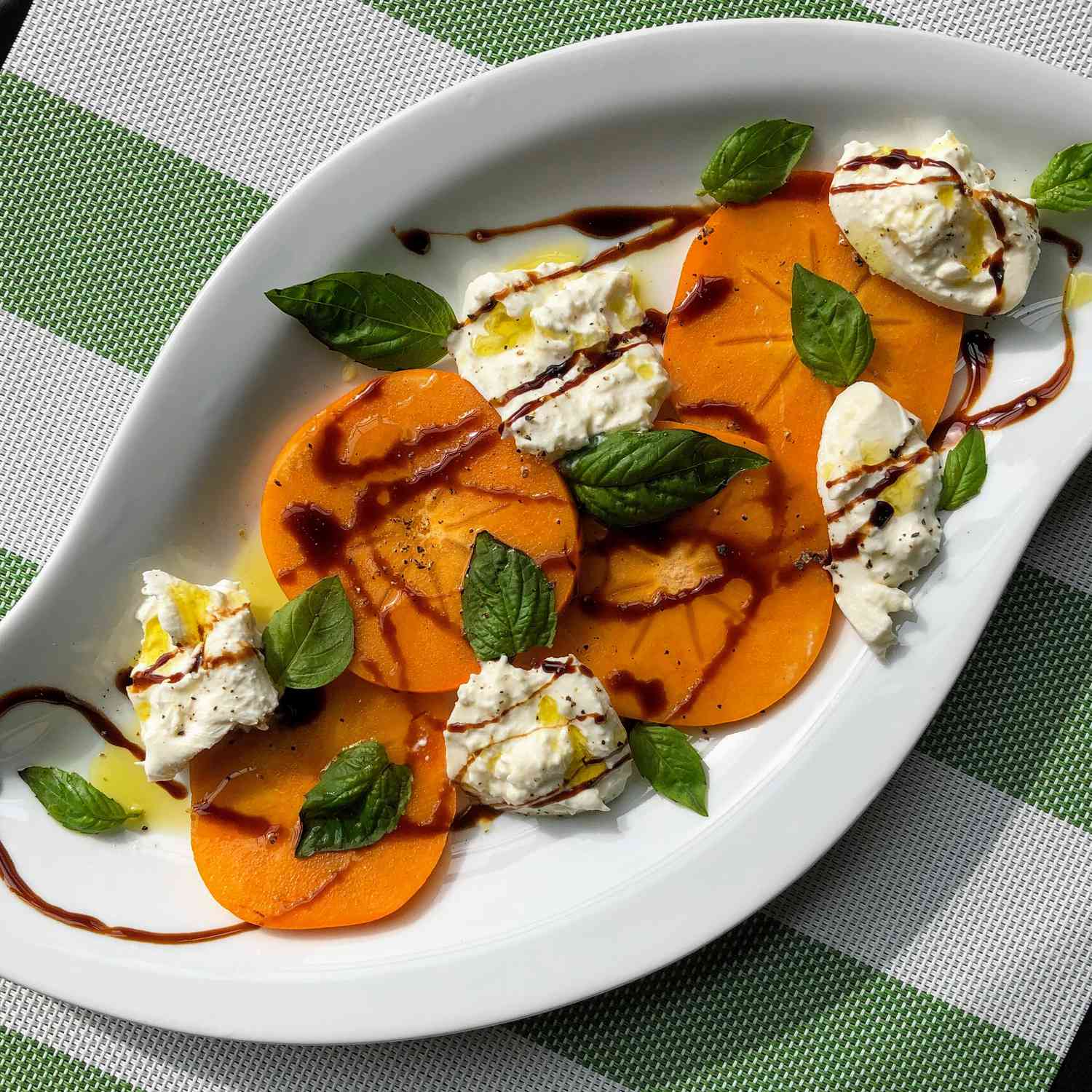 Fuyu Persimmon và Burrata Caprese Salad